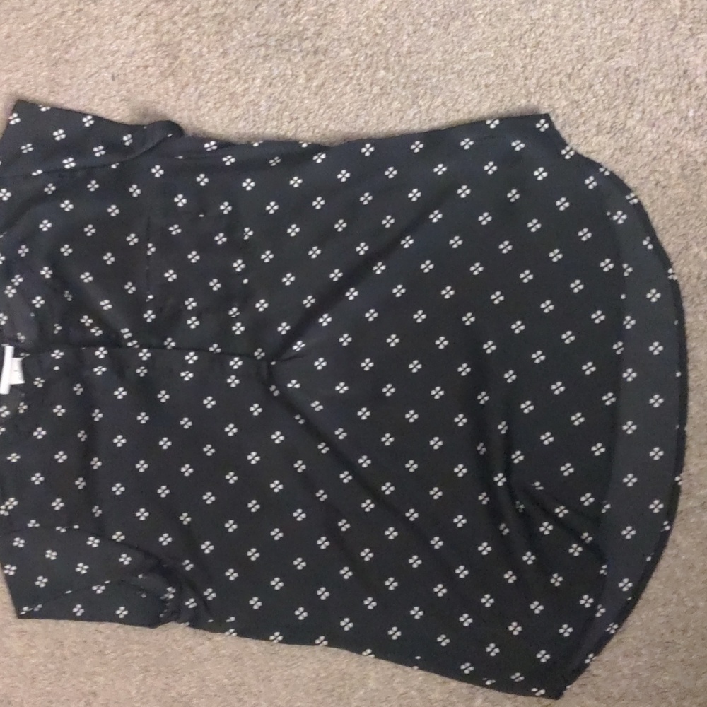 Liz Claiborne Black Top with White Clover Design Size Small Cap Sleeve